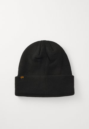 Beanie nero a maglia con risvolto, dotato di un piccolo tag con logo arancione. Texture liscia e design a cupola.