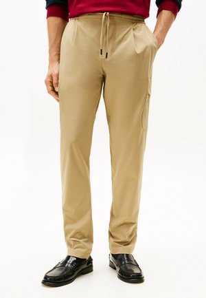 PERFORMANCE HARLEM PACKABLE TAPERED - Pantalon classique - camel