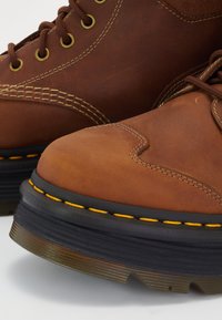 Dr. Martens ZEBZAG 8 TIE UNISEX - Puszābaki ar platformu - classic tan
