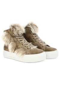Sneaker alte in suede beige con accenti in pelliccia sintetica, suola platform bianca e chiusura con lacci anteriore, dotate di zip laterale per una facile vestibilità.