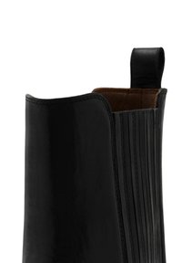 Schwarze Leder-Stiefelette mit vertikalen Nähten, abgerundetem oberen Rand und einer Zuglasche hinten. Glatte Textur und elegantes Design.