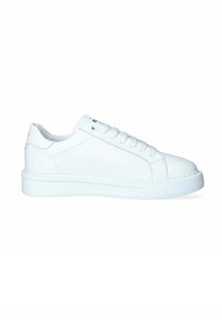 Sneaker in pelle bianca con punta arrotondata, lacci piatti e suola in gomma spessa. Texture liscia con cuciture minime e accenti di branding.