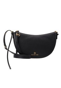 Bolso de cuero negro tipo bandolera con forma curvada, herraje dorado, logotipo en relieve en la parte frontal y correa ajustable. Acabado texturizado.