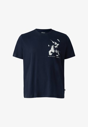 Granatowy t-shirt z krótkim rękawem i okrągłym dekoltem, z białym abstrakcyjnym wzorem i małym napisem na lewej stronie klatki piersiowej.