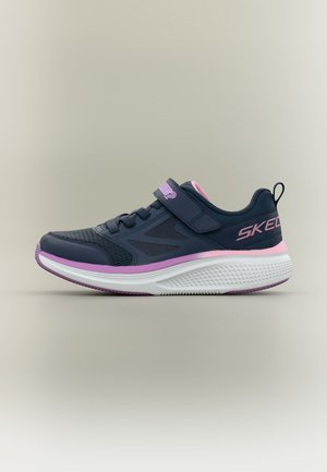 Zapatilla infantil azul oscuro y rosa con cierre de Velcro, parte superior de malla, suela blanca acolchada y logo de Skechers en el talón y la tira.