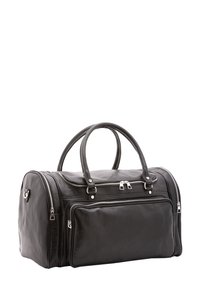 Borsa duffel in pelle nera con due manici superiori, tasca anteriore con zip e dettagli in metallo argentato. Texture liscia, forma arrotondata.