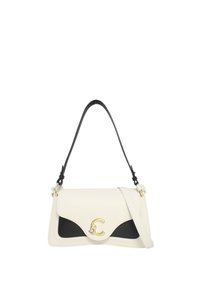 Borsa a mano bianca in pelle con un pannello di accento nero. Presenta una chiusura dorata e una tracolla nera regolabile. Texture liscia con una forma strutturata.