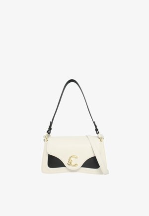 Borsa a mano bianca in pelle con un pannello di accento nero. Presenta una chiusura dorata e una tracolla nera regolabile. Texture liscia con una forma strutturata.