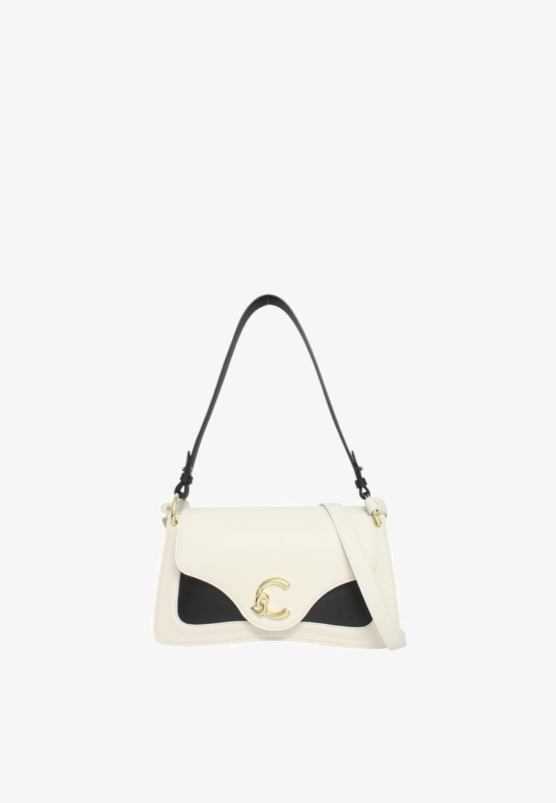Borsa a mano bianca in pelle con un pannello di accento nero. Presenta una chiusura dorata e una tracolla nera regolabile. Texture liscia con una forma strutturata.