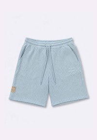 Shorts en maille gaufrée bleu clair avec taille coulissante et poches latérales, avec un petit patch et un logo discret à l'avant.