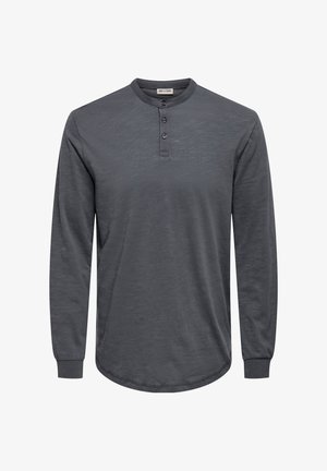 Langermet, grå henley-skjorte laget av mykt stoff, med rundet kant, treknappers lukking og ribbestrikkede mansjetter.