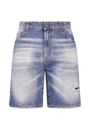 Short en denim bleu avec effet délavé, fermeture à boutons sur le devant, passants pour ceinture, poches, et une petite pièce usée sur la jambe droite.