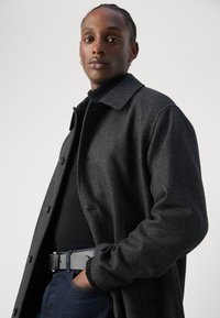Mads Nørgaard HERRINGBONE CURTIS COAT - Klassischer Mantel - charcoal gray