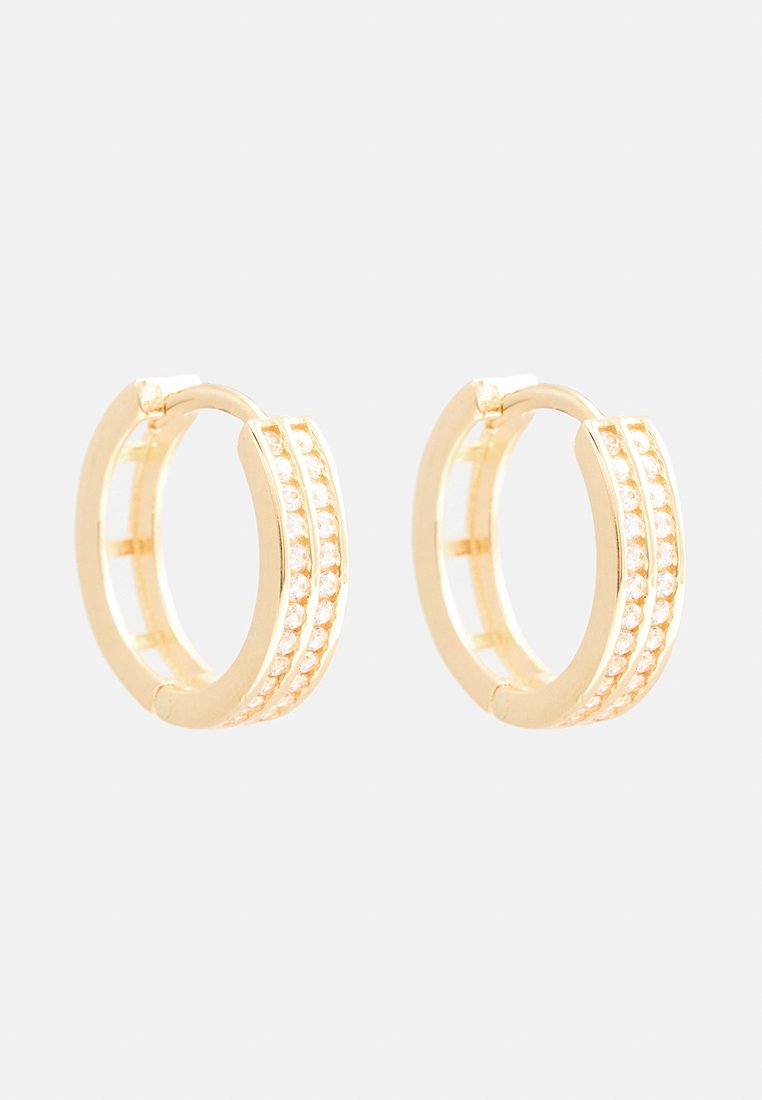Pendientes de aro de oro con dos filas de pequeñas cristales transparentes, con un acabado suave y pulido, mostrados sobre un fondo blanco liso.