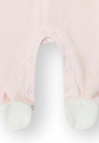 Pijama enterizo de forro polar rosa con parte inferior blanca con pies, con cierres de broche en la parte inferior. Textura suave con acabado liso.