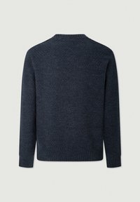 Pull en maille gris foncé à manches longues, col rond, poignets et ourlet côtelés, montré de dos sur un fond clair.