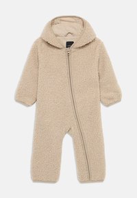 Beiger Fleece-Einteiler mit Kapuze, ausgestattet mit einem durchgehenden Reißverschluss und einem strukturierten, flauschigen Stoff. Elastische Bündchen an den Ärmeln.