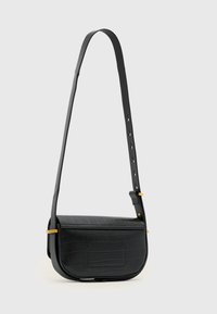 Schwarze Leder-Umhängetasche mit Krokodilprägung, verstellbarem Riemen, goldfarbenen Metallakzenten und einem glatten Klappverschluss.