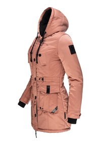 Parka rosa chiaro con chiusura a zip e bottone, dotata di cappuccio, numerose tasche frontali, dettagli neri e polsini a costine. Texture morbida.