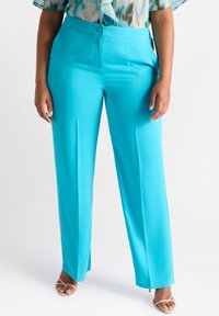 Lichte, ademende aquablauwe broek met een recht model, plooien aan de voorkant en een enkele knoopsluiting. Soepele textuur.