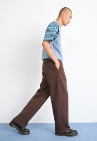 Nike Sportswear TAILORED - Treniņtērpa apakšdaļas - baroque brown/(baroque brown)