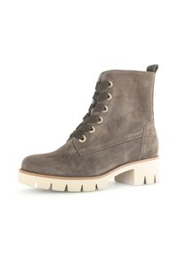 Suede enkellaarsje in donkergrijs met vetersluiting en messing ogen. Stevige beige zool met diepe groeven voor grip. Haakje aan de achterkant.
