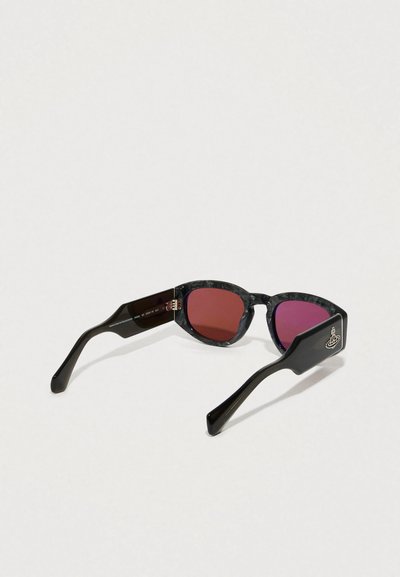 Fekete és mintás napszemüveg, gradiens piros és lila lencsékkel. Különleges logóval rendelkezik a szárakon, valamint karcsú, szögletes karokkal.