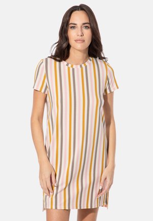 Frau mit langen dunklen Haaren, die ein knielanges, kurzärmeliges Kleid mit vertikalen Streifen in Gelb, Rosa, Beige und Braun auf weißem Hintergrund trägt.