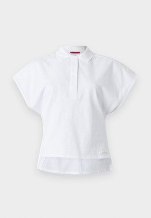 Polo bianca a maniche corte con colletto e pattina con bottoni nascosti, caratterizzata da un orlo posteriore leggermente più lungo e un logo discreto sul davanti.