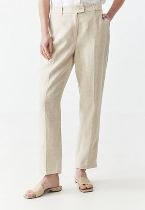 Pantaloni in lino color beige chiaro con taglio dritto, dotati di chiusura con bottone, tasche laterali e cuciture decorative per un tocco di texture.