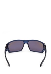 Okulary przeciwsłoneczne z półprzezroczystym granatowym wręczem, ciemnymi szkłami i czarnymi ramionami. Charakteryzują się kanciastym kształtem i eleganckim wykończeniem.