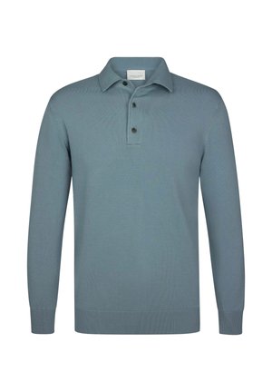 Polo à manches longues bleu clair avec un col replié et trois boutons noirs sur la patte de boutonnage.