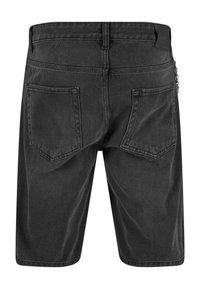 Zwarte denim shorts met een gestructureerde afwerking, voorzien van twee achterzakken en een kettingdetail aan de rechterzijde. Standaard taillebandontwerp.