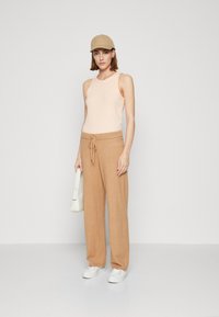 GAP HIGH NECK TANK - Topper - peach parfait