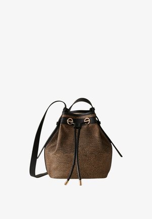 Borsa a secchiello marrone con texture, chiusura a coulisse in pelle nera, occhielli dorati e tracolla nera regolabile.