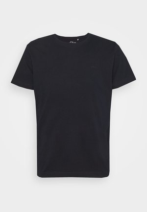 Czarny t-shirt z krótkim rękawem i okrągłym dekoltem, z małym, subtelnym logo na lewej piersi, na jednolitym białym tle.