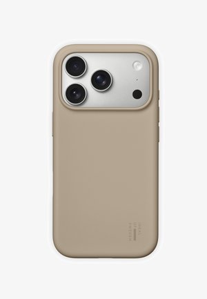 Teléfono inteligente con funda protectora beige que cuenta con tres cámaras traseras y un pequeño flash sobre un fondo claro.