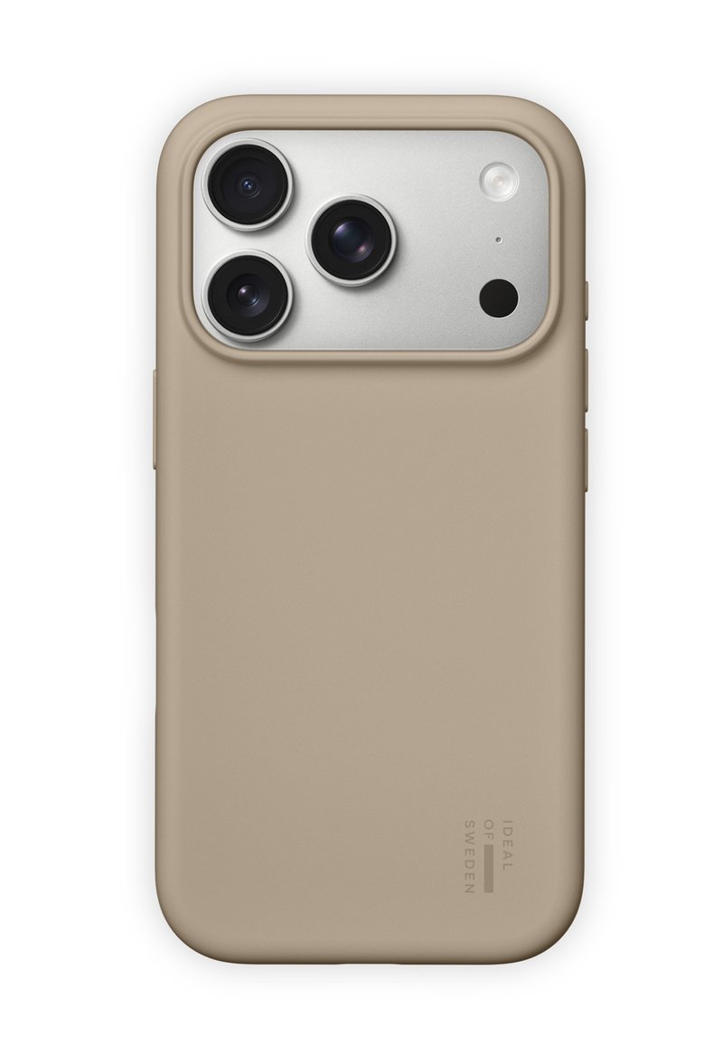 Smartphone med beige beskyttelsescover, der har tre bagkameraer og et lille flash på en lys baggrund.