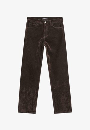 Donkerbruine rechte fluwelen broek met voorzakken en een knoopsluiting, platgelegd op een witte achtergrond.