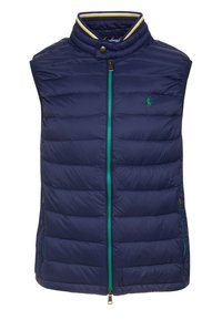 Námořnická pufrová vesta s vysokým límcem, zeleným zipem a zeleným logem koně. Obsahuje horizontální prošívaný design a pruhované akcenty na vnitřním límci.