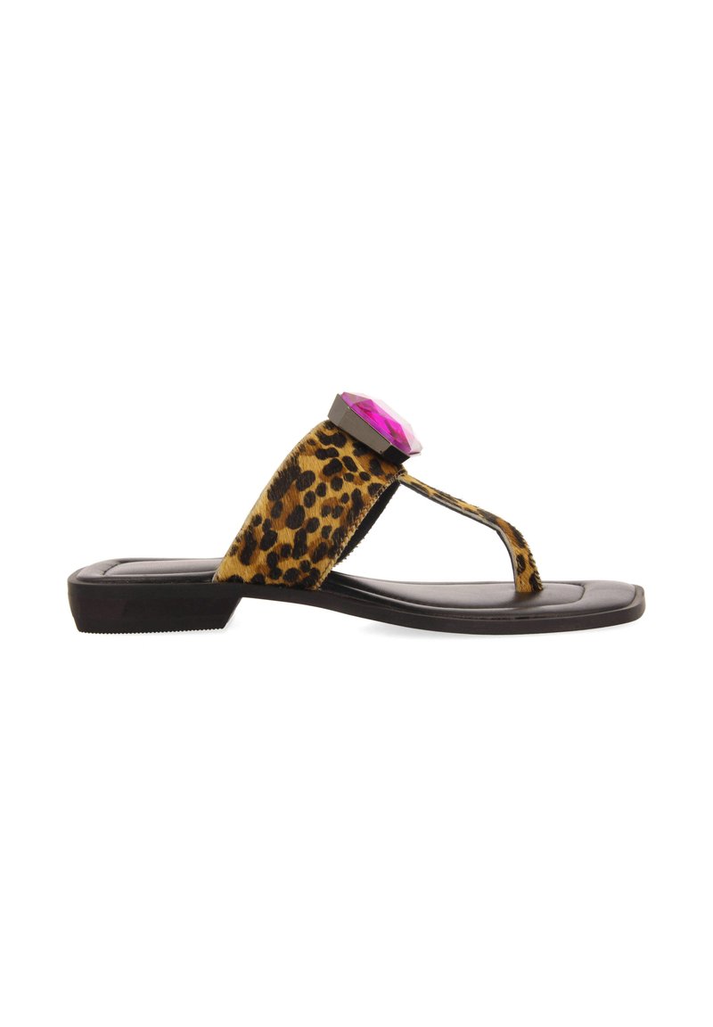 Sandalias planas de estampado de leopardo con suela negra, con un acento de gema rosa en la correa, hechas de tela suave.
