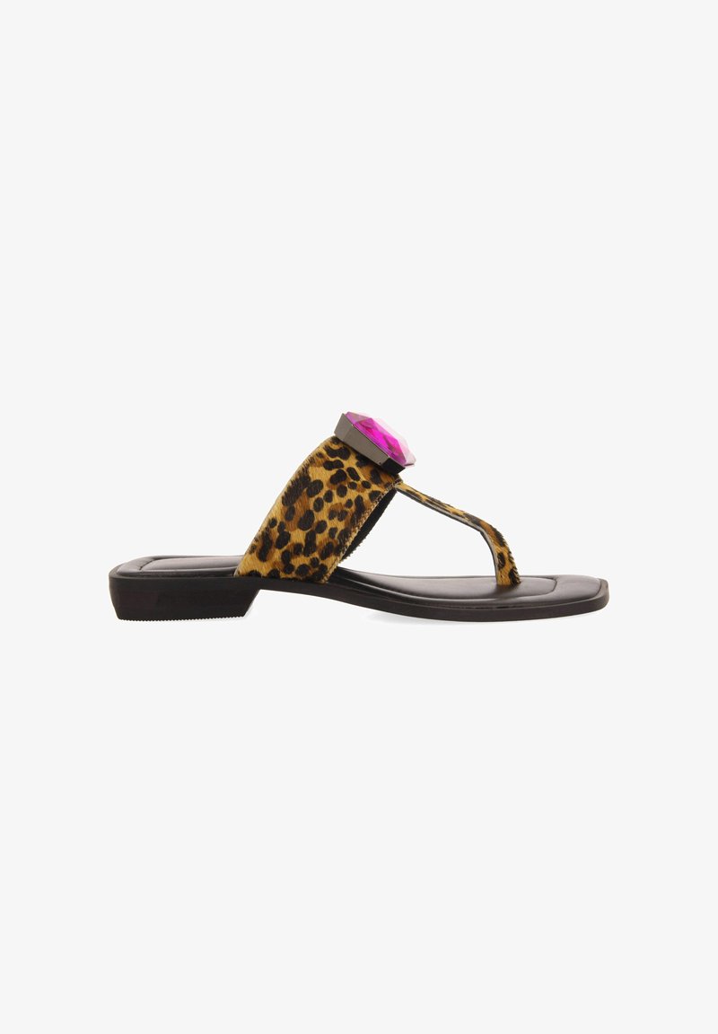 Sandalias planas de estampado de leopardo con suela negra, con un acento de gema rosa en la correa, hechas de tela suave.