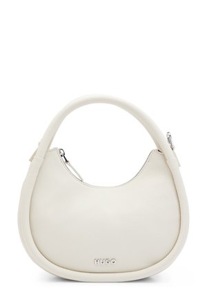 Bolso pequeño de cuero blanco con forma redondeada, cremallera superior, asa resistente y logo plateado de HUGO en el frente.