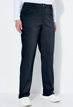 Tmavě modré kalhoty vyrobené z hladkého materiálu, s kapsou na zip, volným střihem a s knoflíkem v pase.