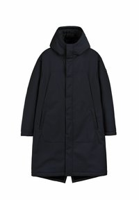 Tengerészkék, hosszú, kapucnis kabát, vízálló anyagból készült. Két nagy elülső zsebbel és apró varrási részletekkel rendelkezik.