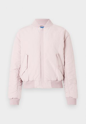 Chaqueta bomber rosa con cuello y puños de canalé, que cuenta con dos bolsillos delanteros y una superficie texturizada con detalle bordado en el frente.