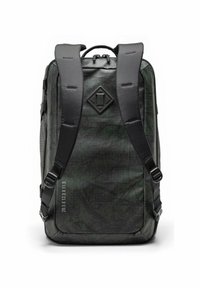 Sac à dos noir et vert avec un tissu texturé, des bretelles réglables et un logo en forme de diamant. Comprend des zips et un motif abstrait tonal.