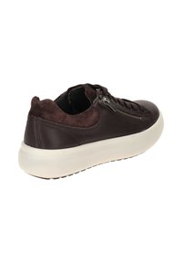 Braune Ledersneaker mit einem Wildlederfersenbereich und weißer Gummisohle. Verfügt über einen seitlichen Reißverschluss und eine strukturierte Oberfläche. Rundes Zehendesign.
