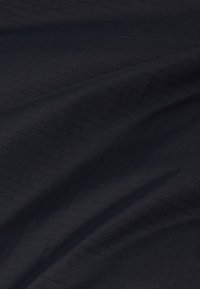 Marineblauwe stof met een gladde textuur, met subtiele diagonale ribbelpatronen. Het oppervlak is licht reflecterend, wat de visuele diepte versterkt.