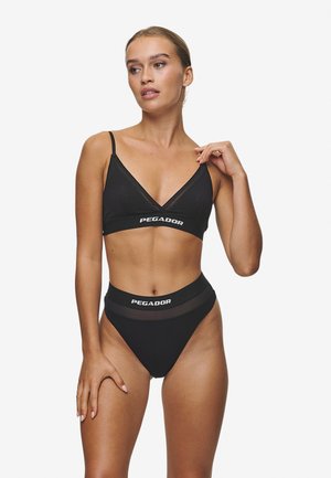 Juodas braletas ir aukštai juosmeniškas bikinis, pagaminti iš lygios medžiagos. Ypatybės: V formos iškirptė ir prekės ženklo elastingos juostos su "PEGADOR" užrašu.